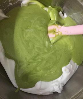 把拌好的面糊倒入到剩余的蛋白霜中，继续快速翻拌均匀。