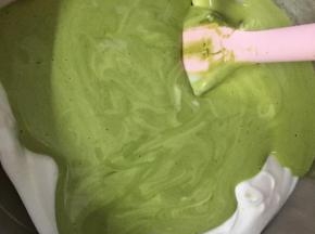 把拌好的面糊倒入到剩余的蛋白霜中，继续快速翻拌均匀。
