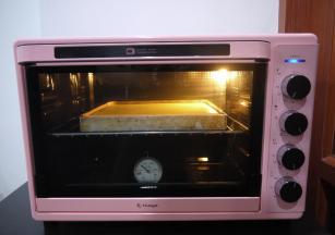 烤箱预热，上火190度，下火150度，烘烤20分钟。