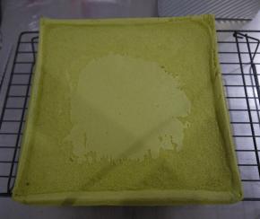 烤好的蛋糕取出后立刻撕去油布，晾凉。