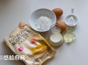 备齐要用到的材料，材料均为室温状态下的，白糖可以用红糖，分量要多一点，因为红糖不是太甜，用红糖做的就是红糖马拉糕。