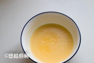 2个鸡蛋打散后搅匀，放入白糖（细砂糖、绵白糖都可以）、牛奶继续搅拌均匀。