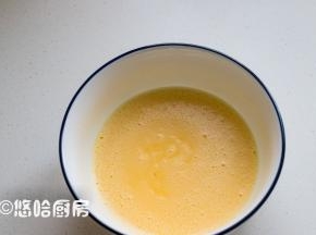 2个鸡蛋打散后搅匀，放入白糖（细砂糖、绵白糖都可以）、牛奶继续搅拌均匀。