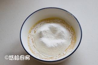 低粉、泡打粉混合后过筛到蛋液中。过筛是为了让口感更松软，面糊不结疙瘩。