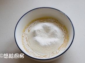 低粉、泡打粉混合后过筛到蛋液中。过筛是为了让口感更松软，面糊不结疙瘩。