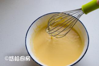 用手抽上下搅拌面糊，切记画圈搅拌，面团起筋口感就不松软了。搅拌后的面团会有小疙瘩，可以过一下筛，最后放入植物油搅匀即可。搅匀后的面糊不能太稀，也不能太厚，像图片中那样就可以。太稀的面糊要放一点面粉，太厚的面糊就放一点牛奶。搅匀后的面糊要静置半个小时左右。