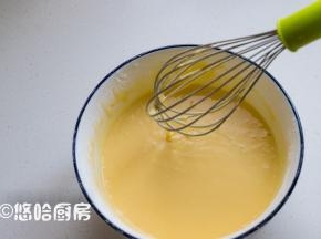 用手抽上下搅拌面糊，切记画圈搅拌，面团起筋口感就不松软了。搅拌后的面团会有小疙瘩，可以过一下筛，最后放入植物油搅匀即可。搅匀后的面糊不能太稀，也不能太厚，像图片中那样就可以。太稀的面糊要放一点面粉，太厚的面糊就放一点牛奶。搅匀后的面糊要静置半个小时左右。