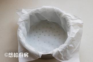 我用的模具是蒸发糕专用的，底部有透气孔，模具里铺上一张大油纸，避免面糊漏出来。