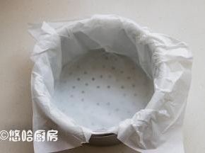 我用的模具是蒸发糕专用的，底部有透气孔，模具里铺上一张大油纸，避免面糊漏出来。