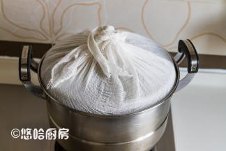 锅盖用纱布包起来，避免蒸的时候水滴落在面团上。