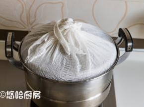 锅盖用纱布包起来，避免蒸的时候水滴落在面团上。