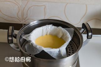 蒸锅中放入足量的清水烧开，模具放入蒸锅篦子上，中大火蒸，火不要太大，蒸30分钟。