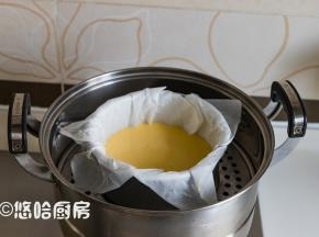 蒸锅中放入足量的清水烧开，模具放入蒸锅篦子上，中大火蒸，火不要太大，蒸30分钟。