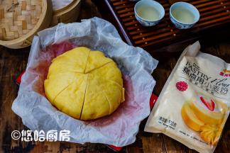 关火后立刻取出，提着油纸拿出面团即可。趁热吃，松软香甜。放凉之后的马拉糕，回锅热一下一样好吃。