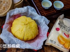 关火后立刻取出，提着油纸拿出面团即可。趁热吃，松软香甜。放凉之后的马拉糕，回锅热一下一样好吃。