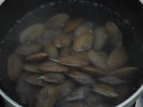 烧一锅开水，水开了把花甲和姜片放进去煮至开口，开口后再煮30秒。