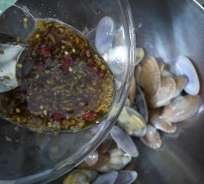 把凉拌汁倒入花甲中拌匀。