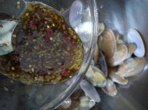 把凉拌汁倒入花甲中拌匀。