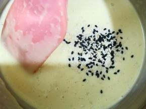 撒上熟黑白芝麻