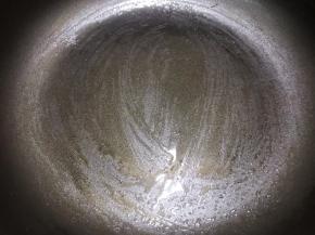 平底锅里刷一层薄薄的油