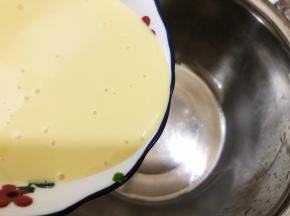 盆里加入植物蛋