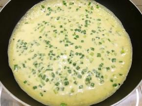 把面糊往四周晃开后转小火