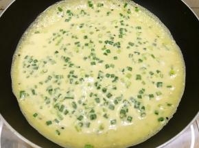 把面糊往四周晃开后转小火