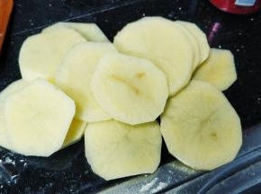 土豆去皮切均匀薄片