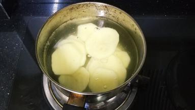 土豆片焯水一分钟捞出沥干水分备用