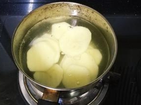 土豆片焯水一分钟捞出沥干水分备用