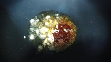 锅里热油放入1勺子豆瓣酱、蒜蓉