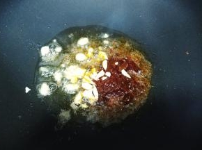 锅里热油放入1勺子豆瓣酱、蒜蓉