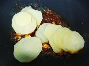 放入焯过水的土豆片