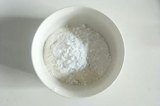 糖粉、盐、中筋面粉放在一起搅拌均匀