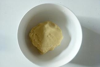 揉成无干粉面团