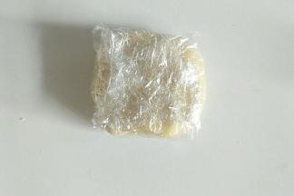 把面团用保鲜膜包起放入冰箱冷藏1小时