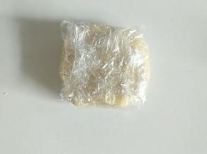 把面团用保鲜膜包起放入冰箱冷藏1小时