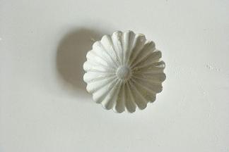 期间把模具刷一层黄油撒一层干面粉防粘。