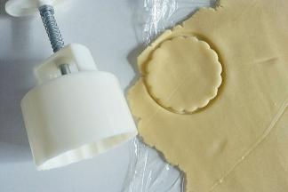 用125克月饼模具压出圆形