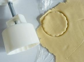 用125克月饼模具压出圆形