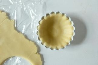 把压好的面团放在模具中，用手指轻轻按压使其与模具贴合。