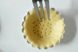 用叉子扎上小孔