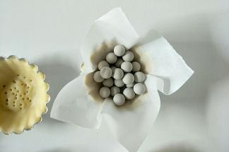 垫一层油纸压上重石