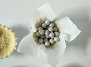 垫一层油纸压上重石