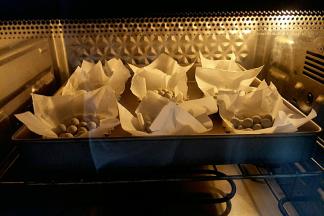 放入提前预热好的烤箱中层，上下火180度，约烤20分钟左右。