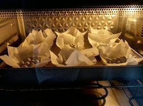 放入提前预热好的烤箱中层，上下火180度，约烤20分钟左右。