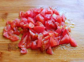 番茄洗干净小块，建议使用熟透的番茄。