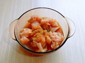 抓拌均匀腌制20分钟。