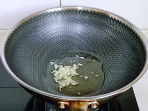 起油锅，加入蒜末炒香。