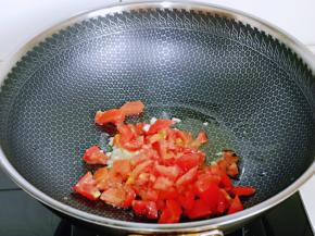 再加入切好的番茄煸炒。
